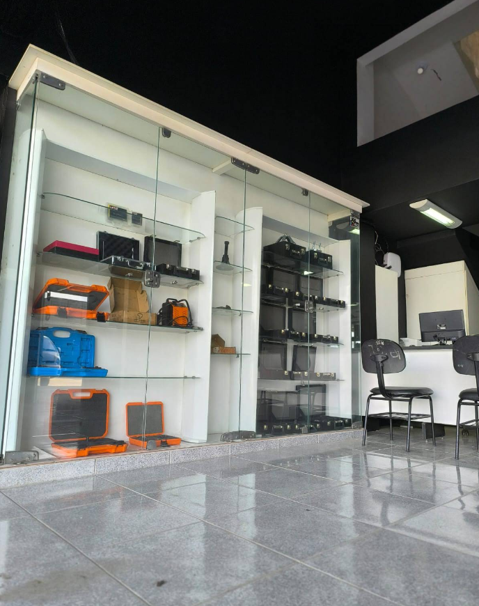 Exposição de ferramentas na loja Loctech