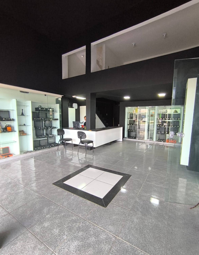 Interior da loja Loctech com ferramentas automotivas e espaço de atendimento